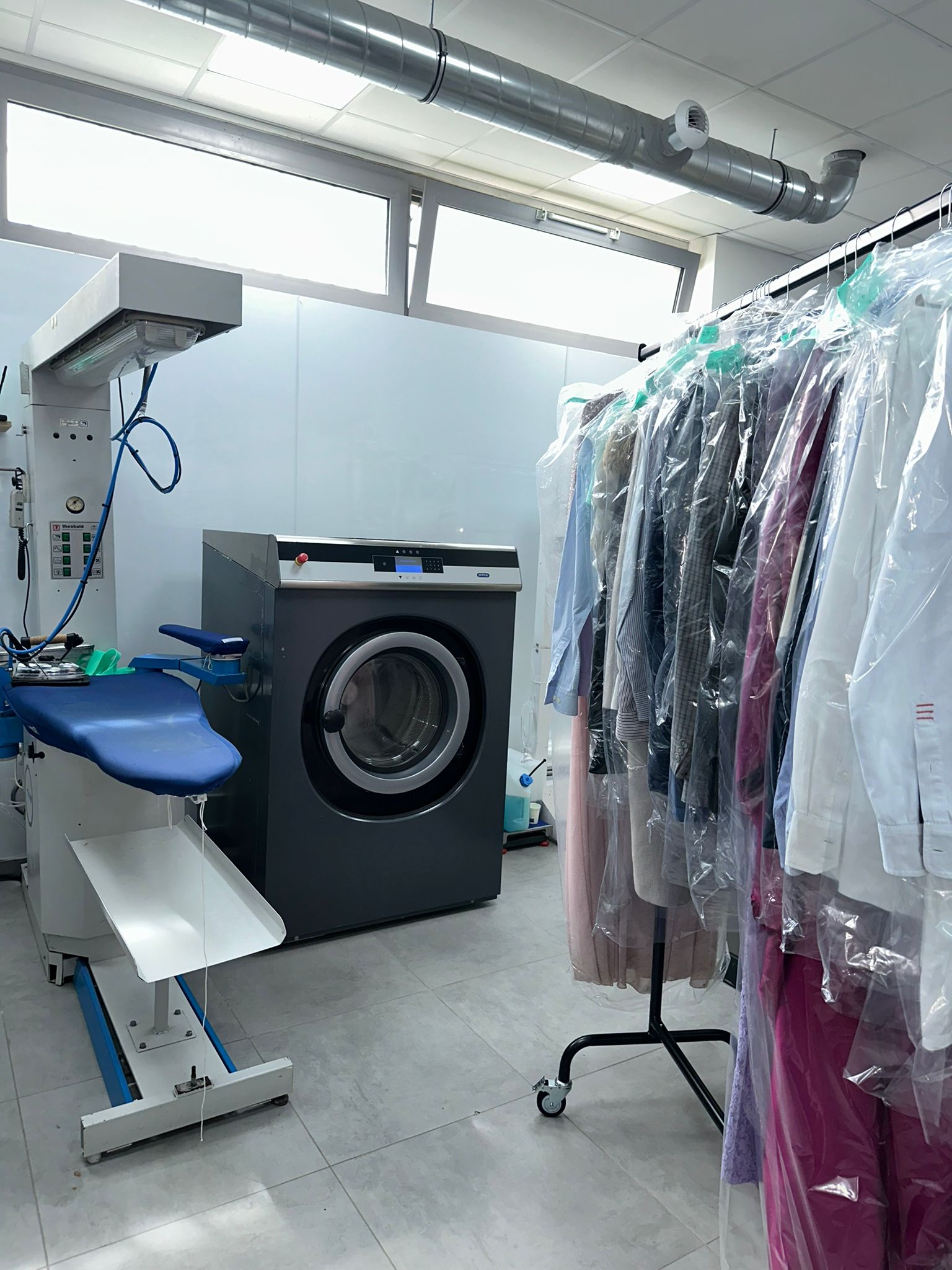 Comment nettoyer ses sneakers sans les abîmer ? (Guide complet + erreurs à éviter) Machines de lavage libre-service — laverie Cleen Washing 7j/7 Villeneuve-la-Garenne