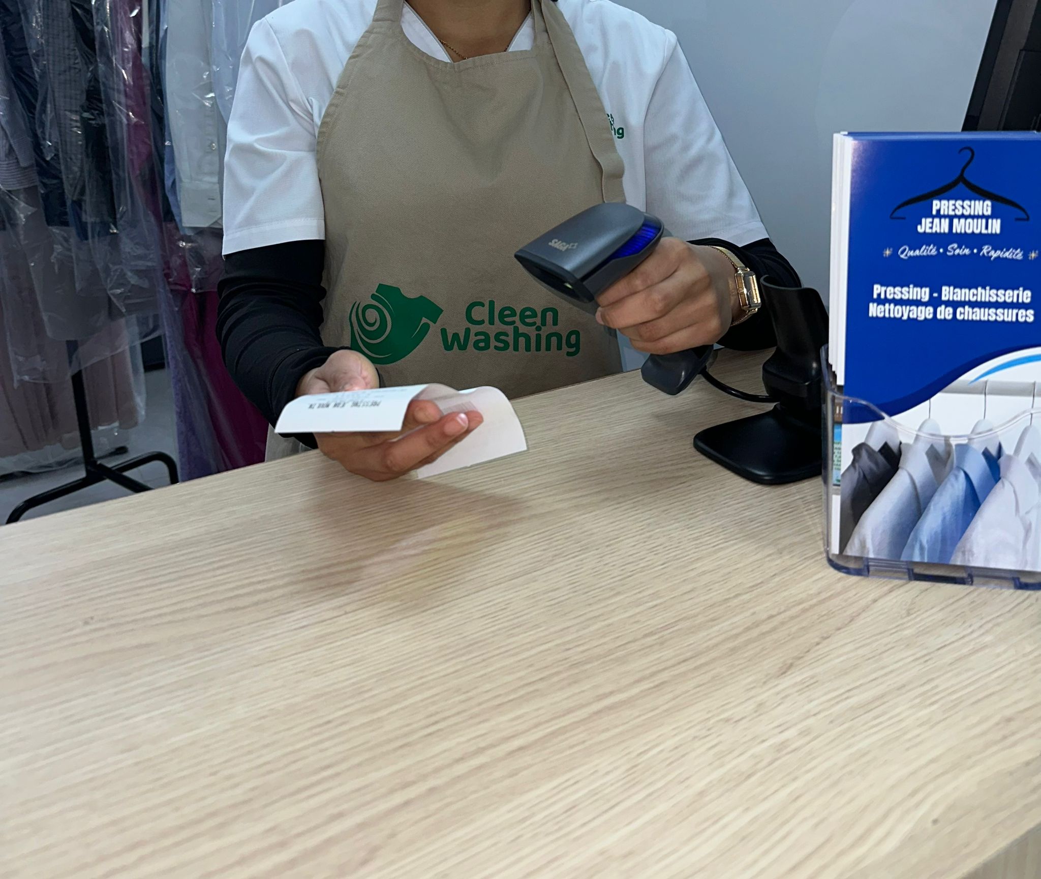 Réception et traitement des vêtements au pressing Cleen Washing — Villeneuve-la-Garenne